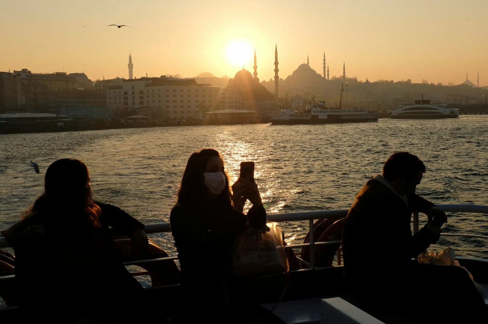 28 февраля в турции. Туристки в Турции. Фото Стамбул Турция в феврале. Турция в феврале фото. Турки и туристки русские.