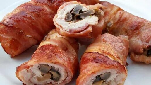 Рулетики с беконом рецепты. Куриные рулетики в беконе в духовке. Рулетики из филе курицы с беконом. Куриная грудка в беконе на сковороде. Рулетики из куриного филе с беконом.