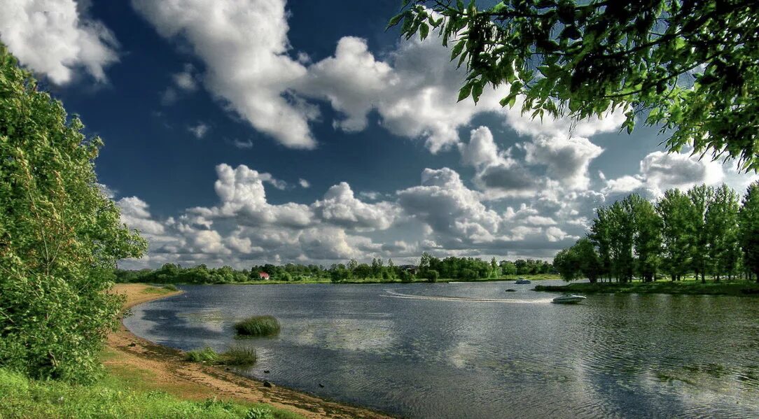 Небо отражается в озере. Федор тютчев в небе тают облака. В небе тают облака. Облака по земле бежит река. Федор тютчев в небе тают облака.