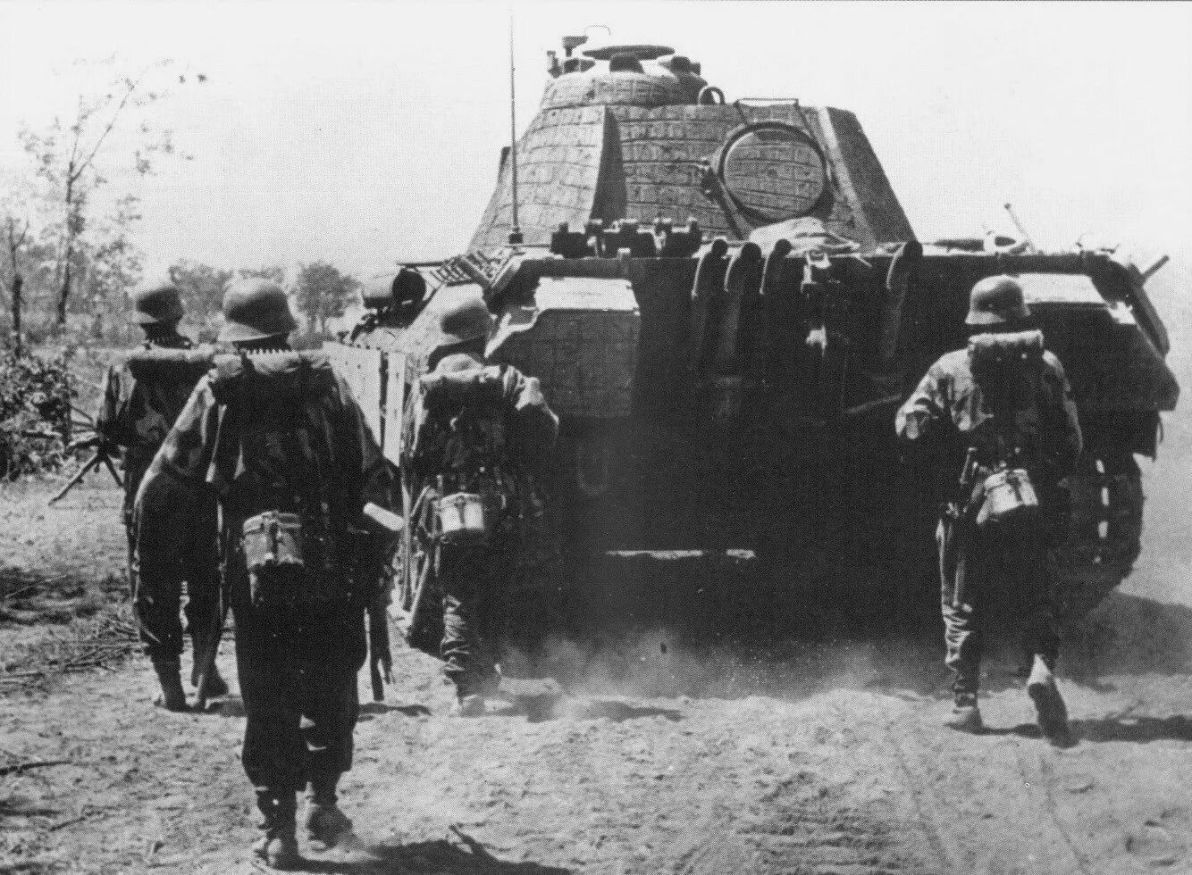 Осень 1944 года. Танк пантера дивизии СС. Panther Восточный фронт 1944. Танкисты дивизии Великая Германия. Немецкий танк пантера 2 мировой войны.