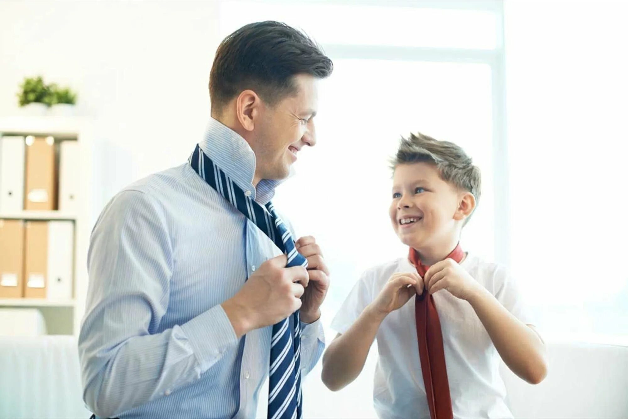 Мальчику нужен отец. Воспитание ребенка. Подражание. Школьник в галстуке. Воспитанный мужчина.