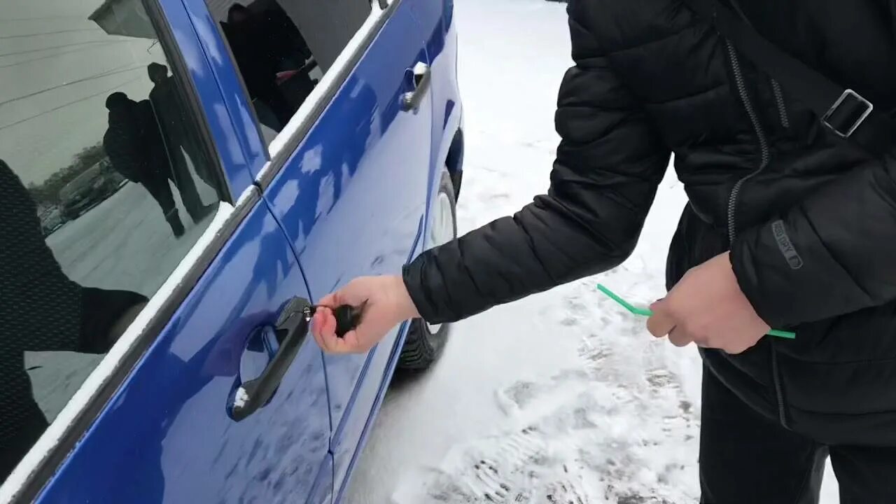 Как открыть дверь зимой. Примерзшая дверь автомобиля. дверь машины. дверь авто зимой. открывает дверь автомобиля зимой.