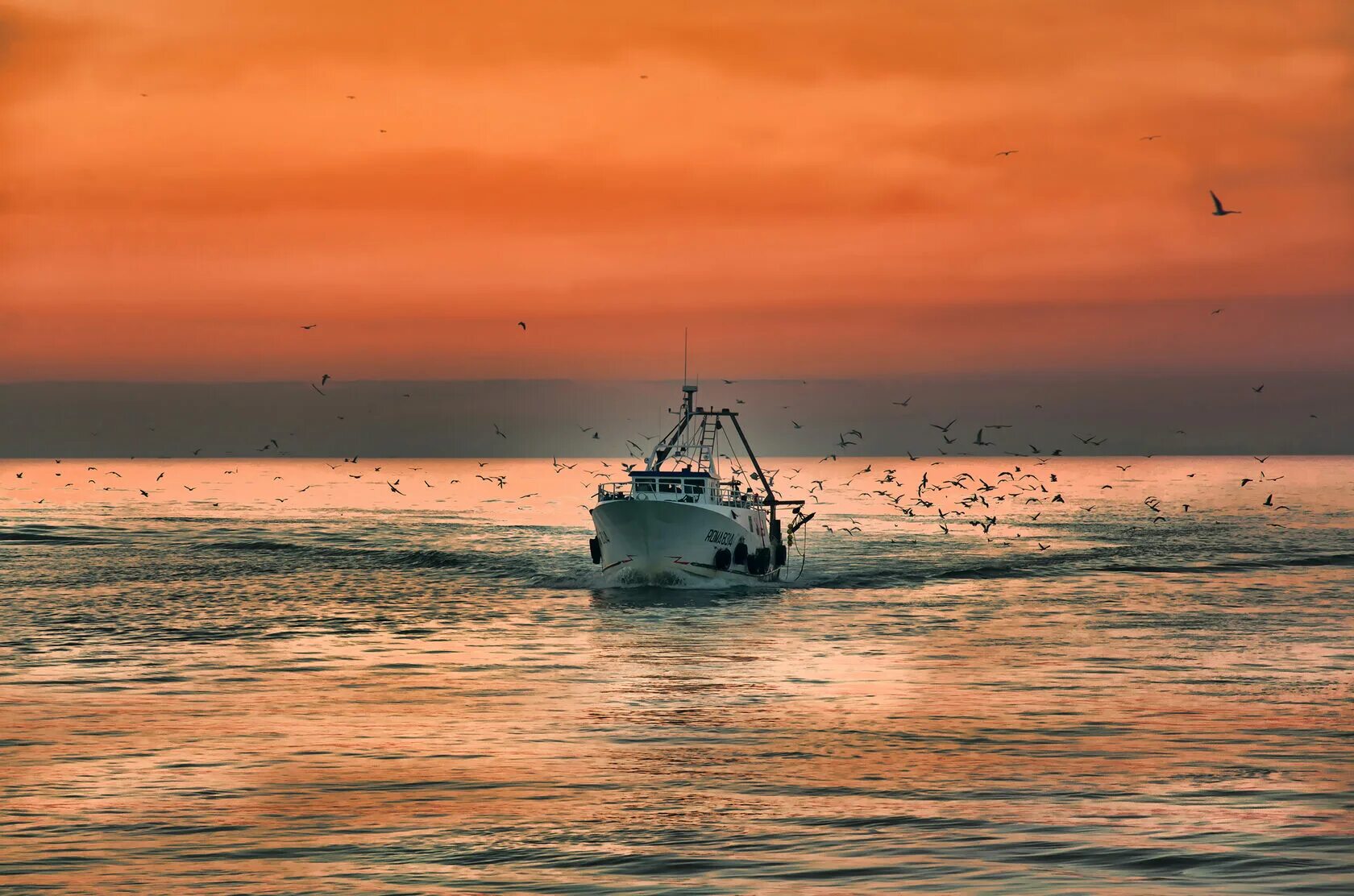 Штиль в тихом океане. Корабль в море. Море закат лодка. Катер в море. Стоял полный штиль море