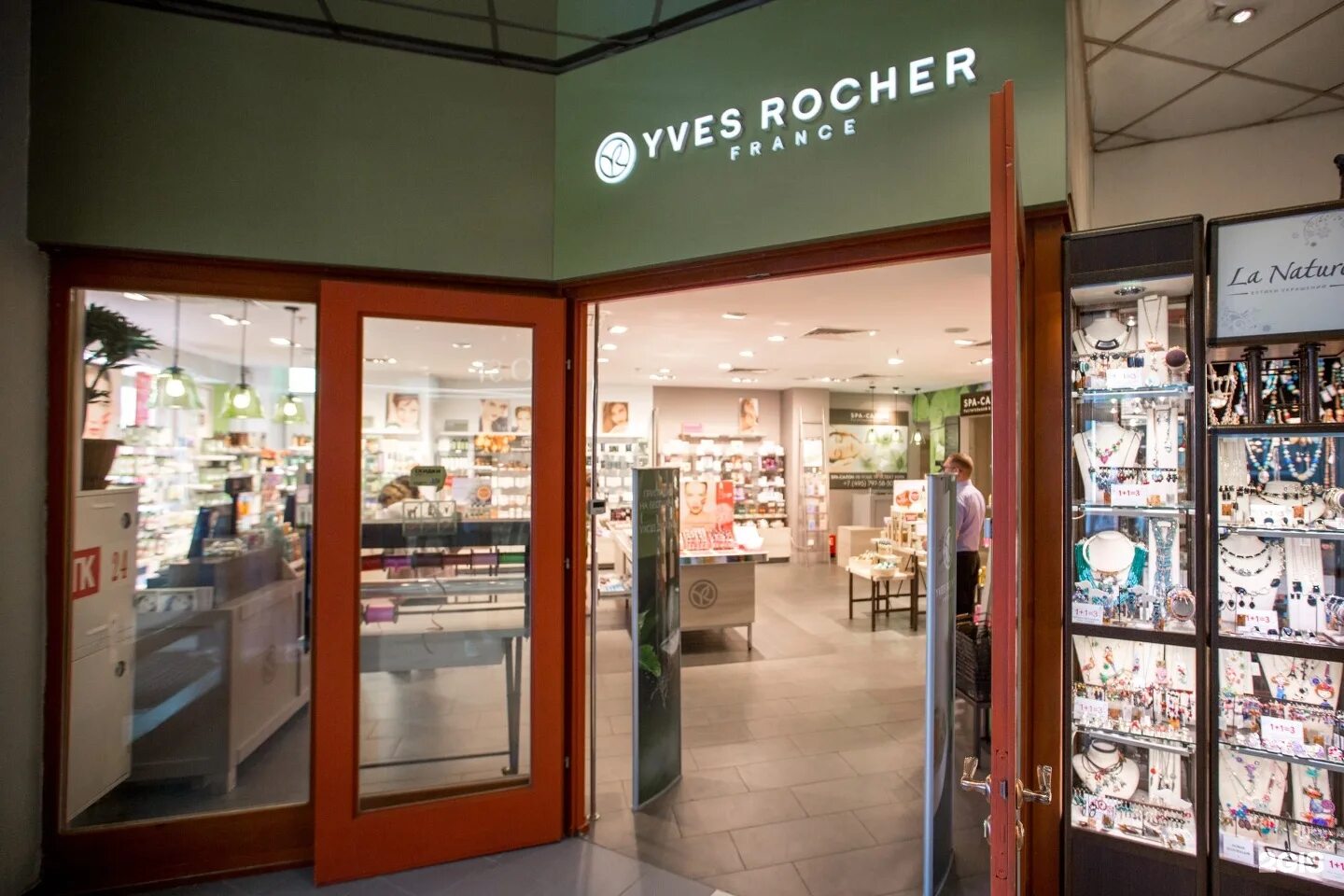 Yves rocher магазины в москве. ив роше владивосток. ив роше магазины в москве адреса метро. почтовая рассылка ив роше 2022. ив роше магазин.