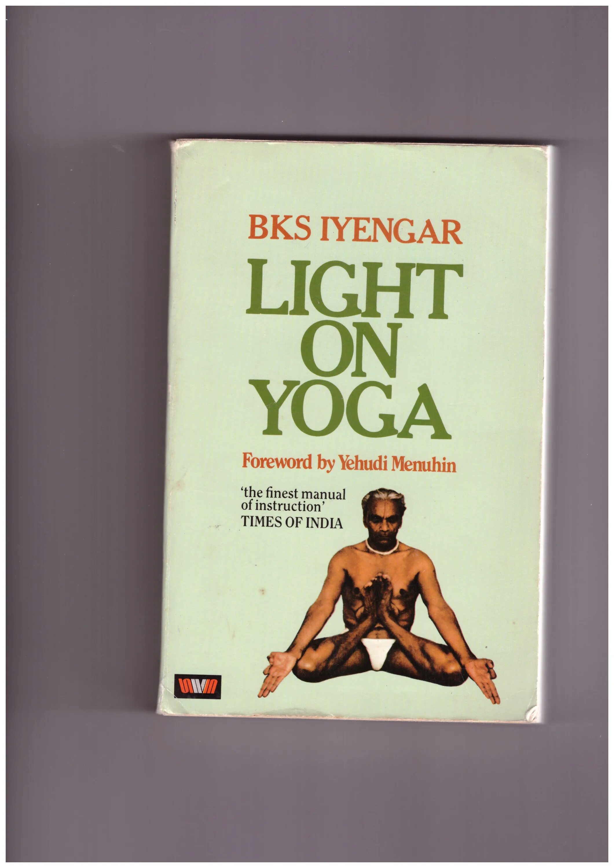 Йога айенгара книга. Гита Айенгар йога. Книга йога Гита Айенгар. Книга Light on Yoga. Йога Жемчужина для женщин Гита Айенгар.
