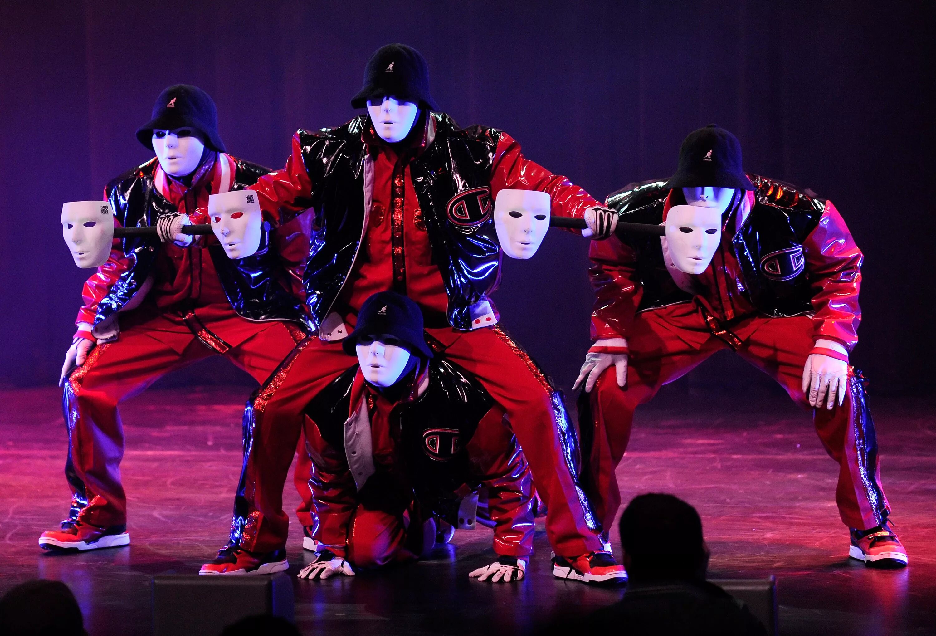 Шоу маска кот танцы. Группа Jabbawockeez. Джаба вокерс. Команда Jabbawockeez. Маска джабавокиз Jabbawockeez.