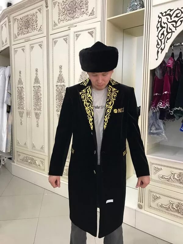 Чапан казахский. Шапан (чапан). Шапан казахская одежда. Национальная одежда кыргыз чапан. Шапан казахский мужской.