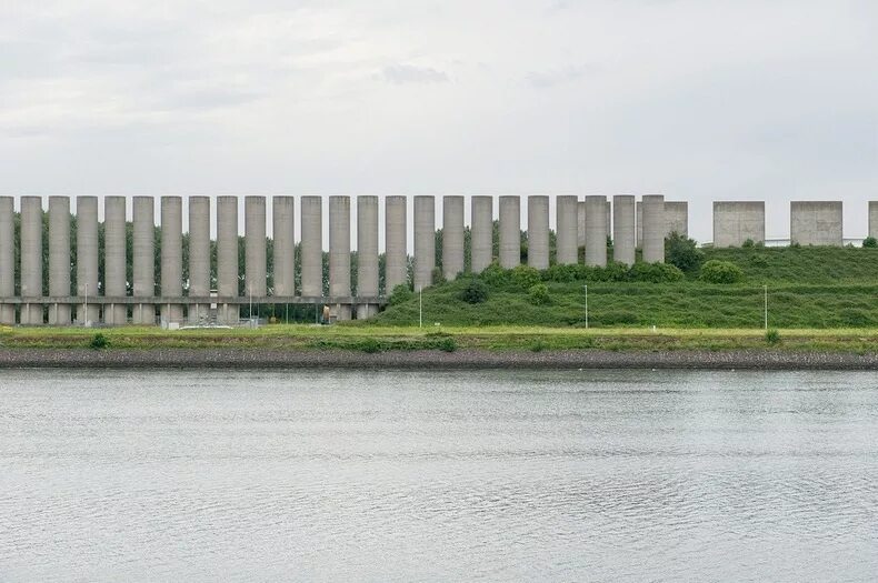 Wind wall save. Ветрозащитные сооружения. 10 метровая стена. Ветровая стена розенбурга. Rozenburg нидерланды.