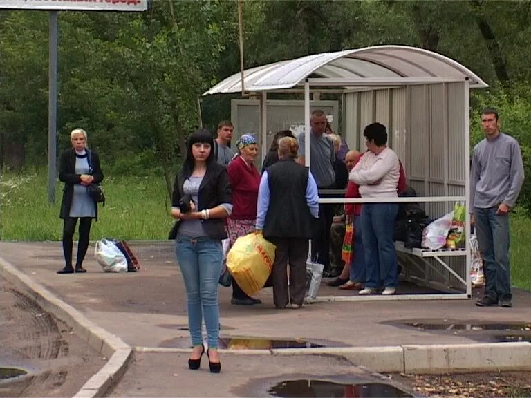 пассажиры на остановке. остановись полностью. автобусная остановка с людьми. остановись полностью. очередь намавтобкм в москве.
