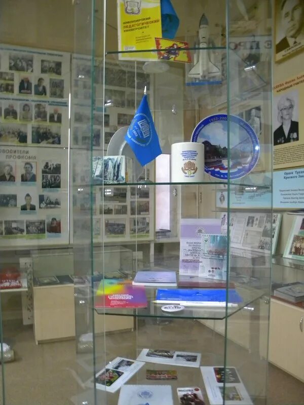 Выставка атрибутов сказки. Необычные выставки в библиотеке. Библиотека им чуковского барнаул. Атрибуты выставки. Атрибуты выставки.