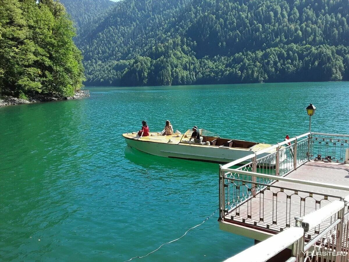 Озеро Рица Абхазия. Озеро Рица Жемчужина Абхазии. Рицца Абхазия озеро Рица. Озеро Рица Абхазия летом. Тур в абхазию на двоих