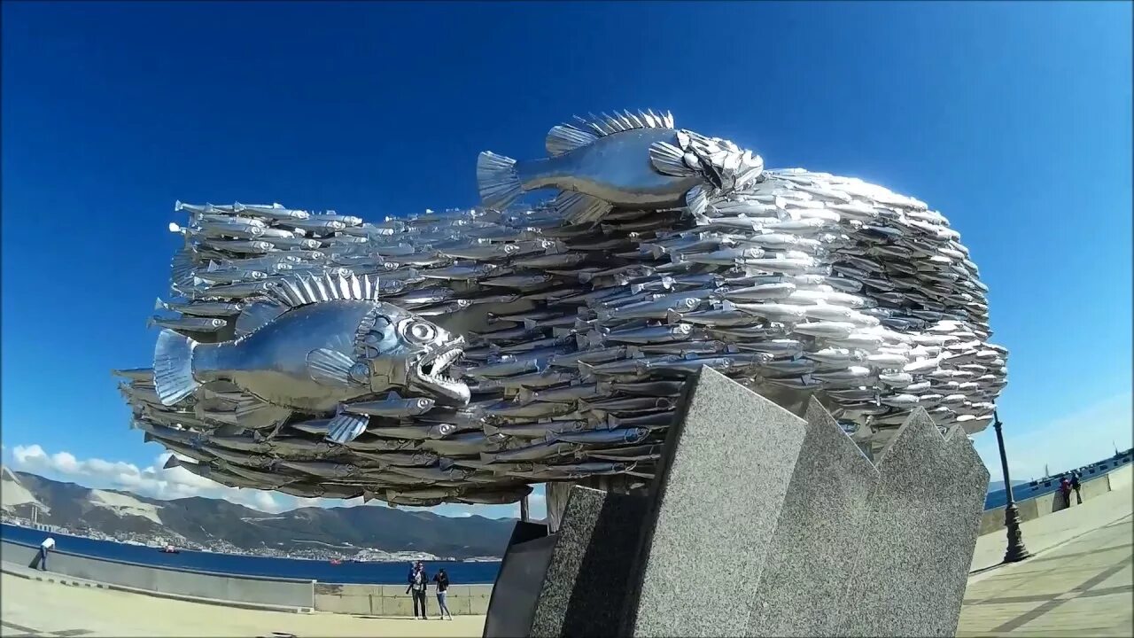 Хамса новороссийск. Памятник Хамсе в Новороссийске. Памятник Хамсе в Новорос. Памятник хамсы в городе Новороссийске. Памятник Черноморской Хамсе.