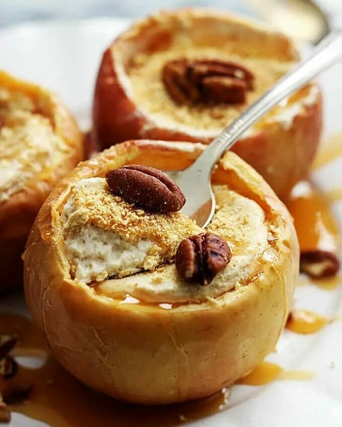 блюда с запеченными яблоками. яблоки запеченные с творогом. десерт печеное яблоко. яблоки печеные ресторанная подача. печеные яблоки.