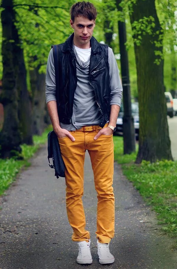 Горчичные брюки мужские. Горчичные джинсы мужские. Желтые брюки мужские. Мужской лук с горчичными брюками.