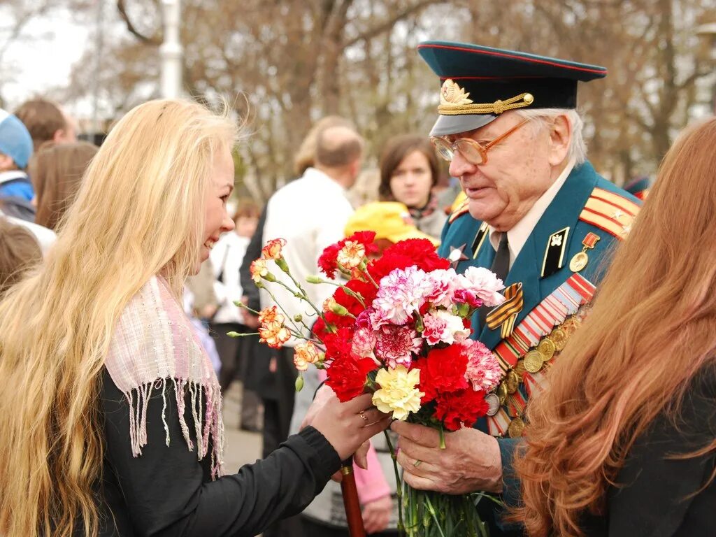 Поздравить ветеранов войны. Цветы ветеранам. День Победы ветераны. С днем Победы. Дети дарят цветы ветеранам.