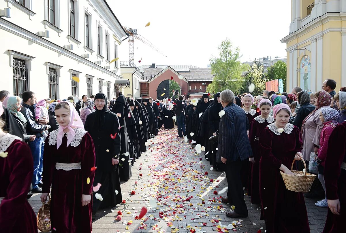 Очередь в монастырь к матроне. Очередь к матроне московской в москве. Как попасть к матроне московской сегодня. Москва покровский монастырь мощи святой матроны. Покровский монастырь очередь к матроне.