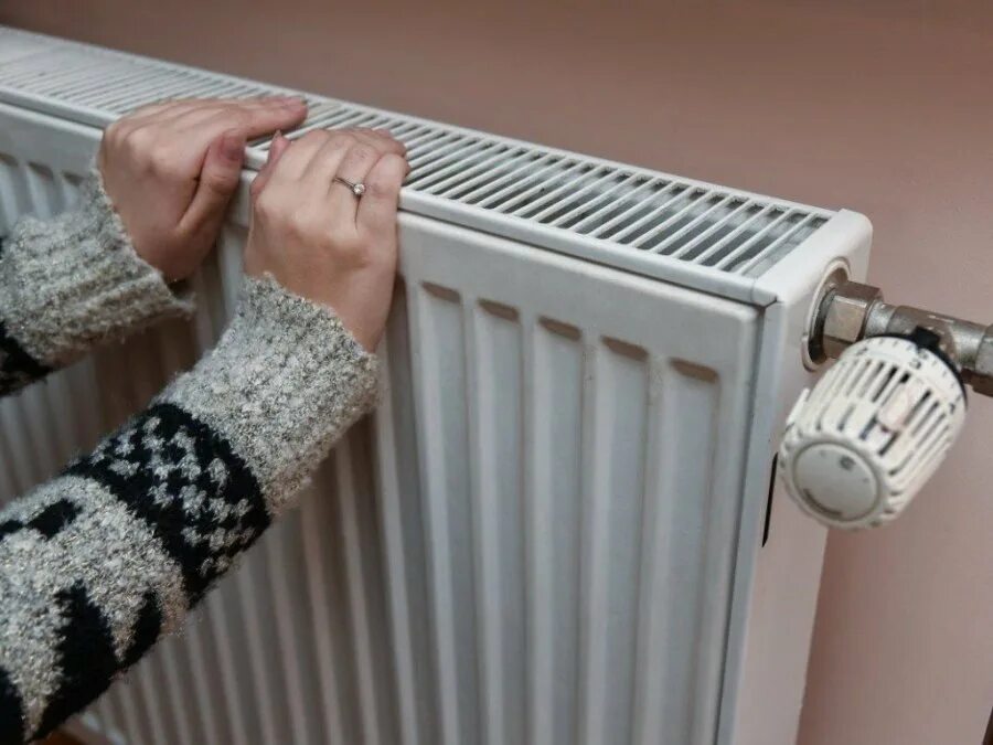 Петля тихельмана радиатор. Батареи в многоэтажном доме. Не греет радиатор отопления. Холодная батарей отопления в квартире. Схема циркуляции воды в системе отопления батарея.