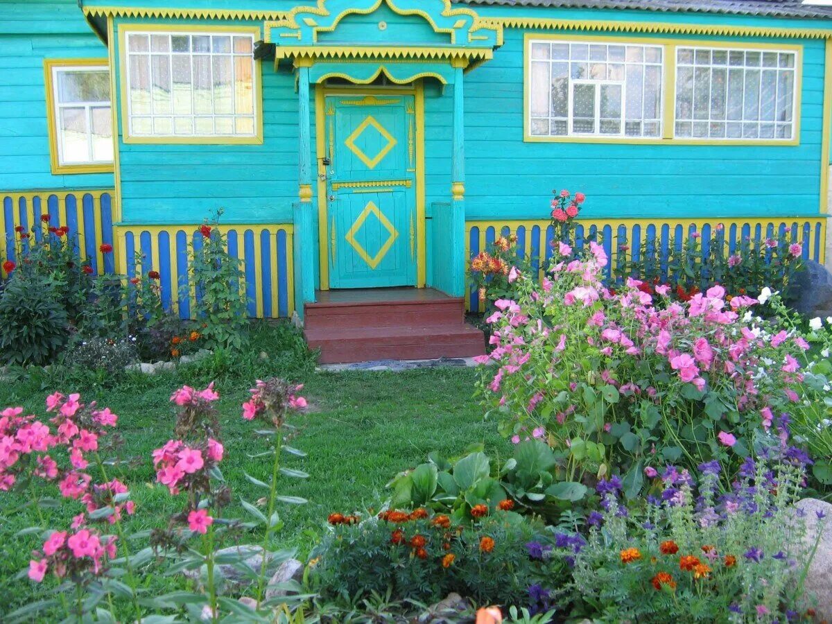 Фото полисадники около дома. Сибирский палисадник. Клумба Бабушкин палисадник. Суздаль огороды палисадники. Космея Бабушкин палисадник.