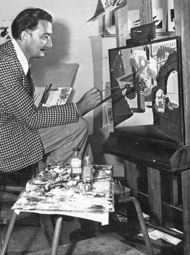 Дали писатель. Salvador Dali work. Salvador Dali at work. Сальвадор дали в мастерской. Мастерская художника Сальвадора дали.