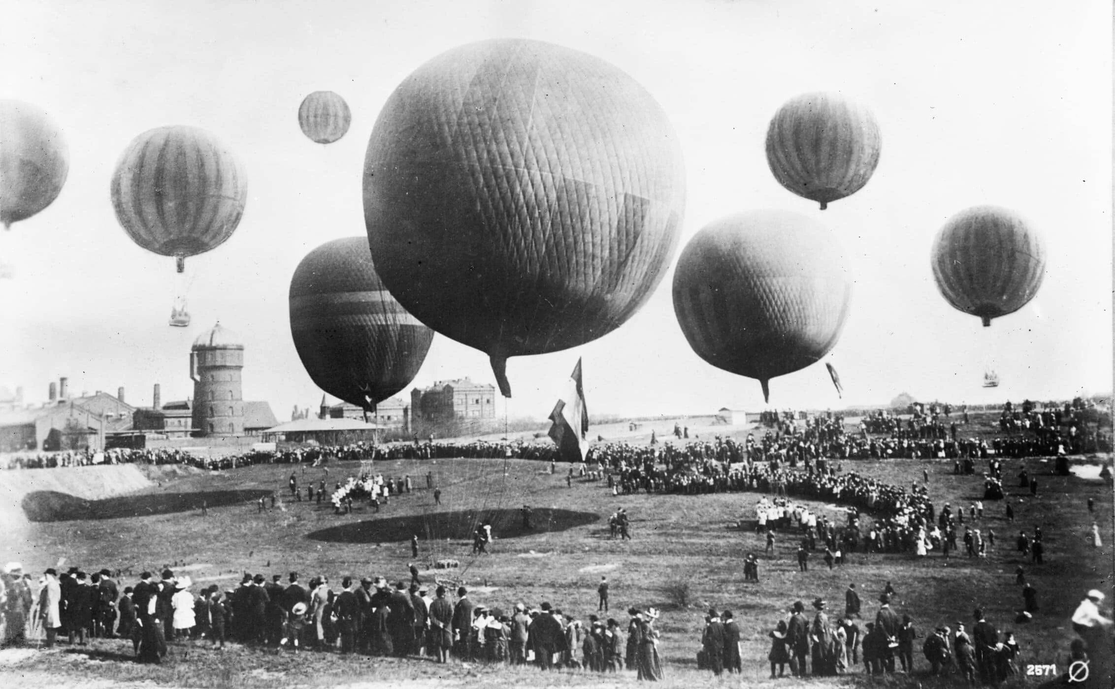 Первый воздушный шарик. Первые воздушные шары. Воздухоплавание первый воздушный шар. Старый воздушный шар. Старинные воздухоплавательные шары.