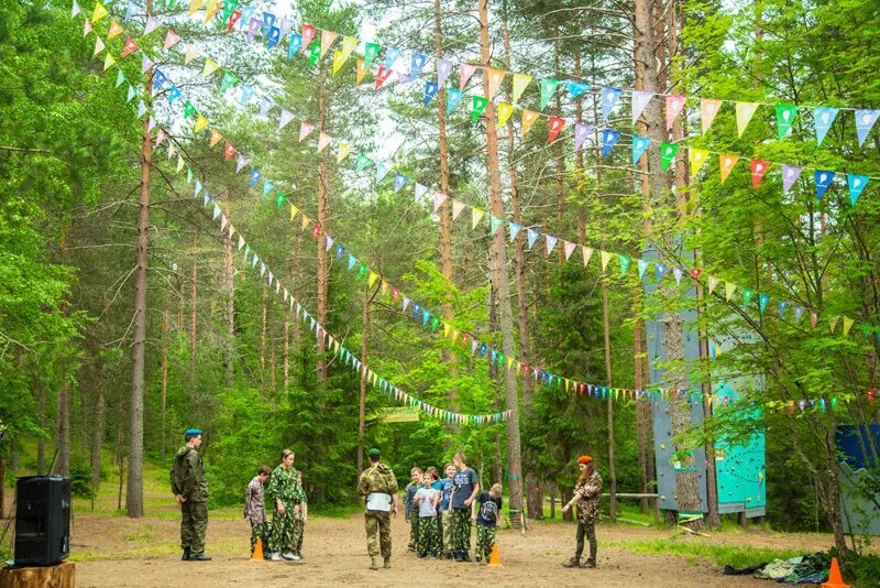 Детский лагерь новгородская область. Лагерь молодого бойца. Робинзонада полоса препятствий. Военный лагерь для детей Новгородская область. Военно-патриотический детский лагерь в Новосибирске.