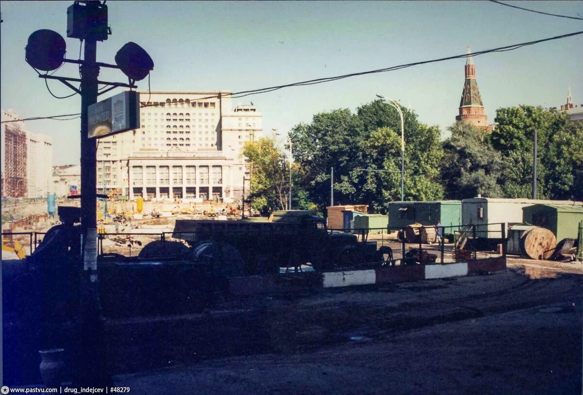 1994 г организация. Москва 1994. Манежная площадь 1994. Манежная площадь 90-е. Манежная площадь 90е горизонтально.