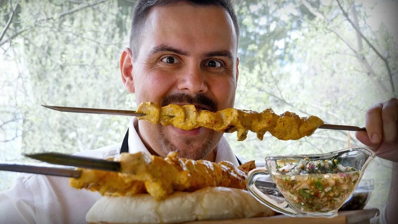 Жрут шашлык. Кушает шашлык.