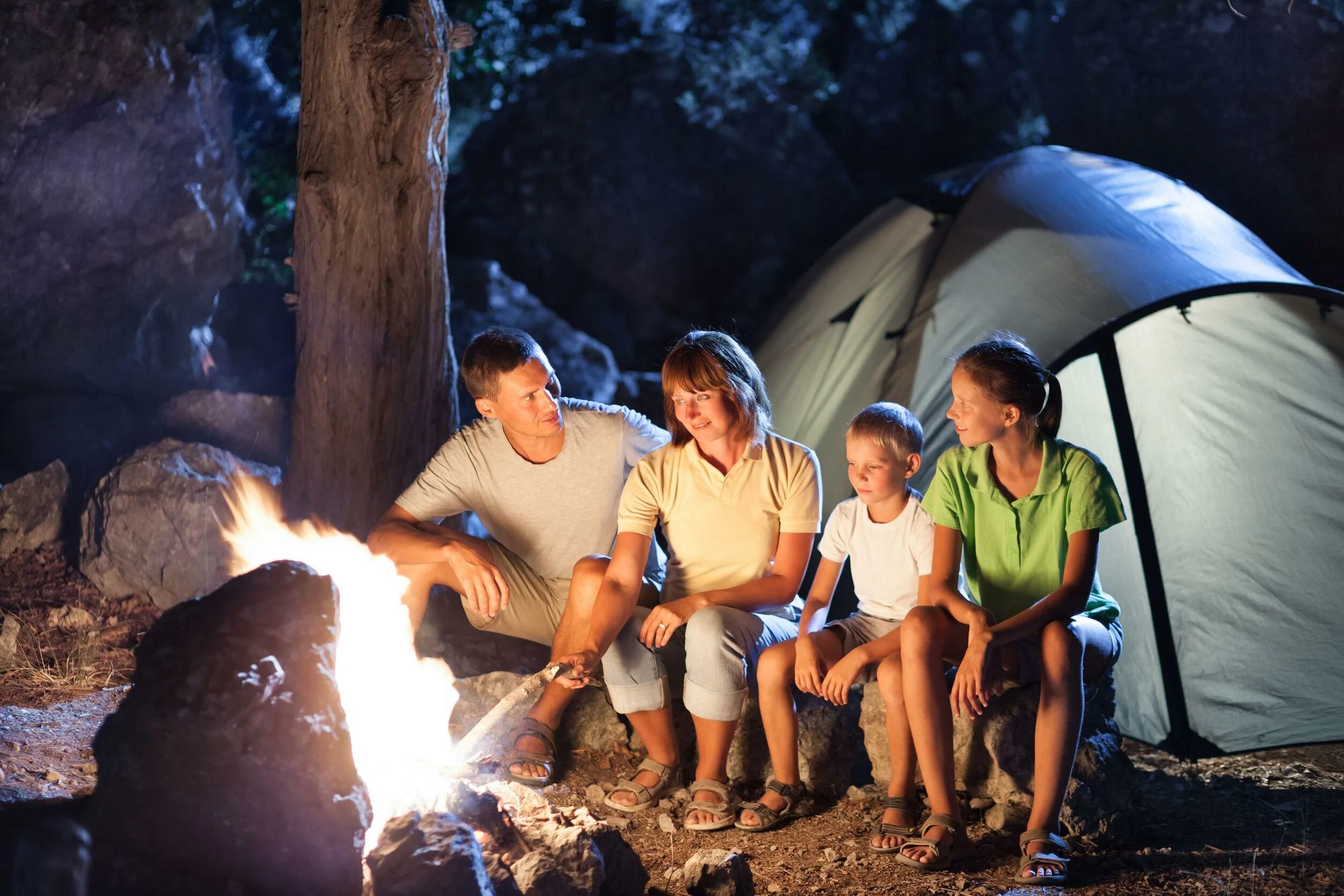 Туризм с палатками. Семья в походе. Семейный поход на природу. Туристический поход с детьми. Camping together
