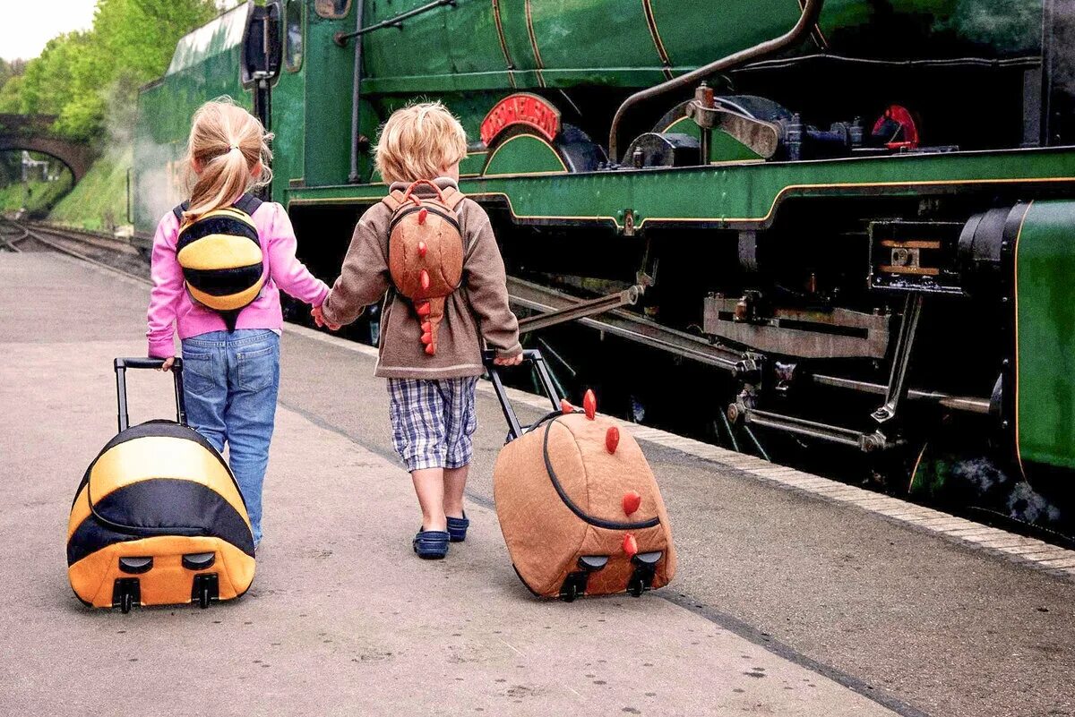 Ребенок едет на поезде с бабушкой. Путешествие на поезде. Путешествие с детьми. Поезда для детей. Путешествие на поезде семьей.