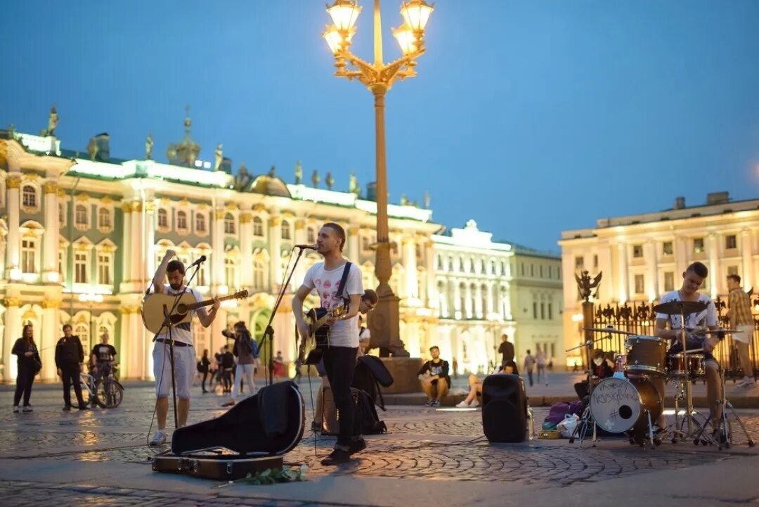 На сцене установленной прямо на площади играют. Уличные музыканты Санкт-Петербурга на Невском. Санкт-Петербург уличные музыканты Дворцовая площадь.