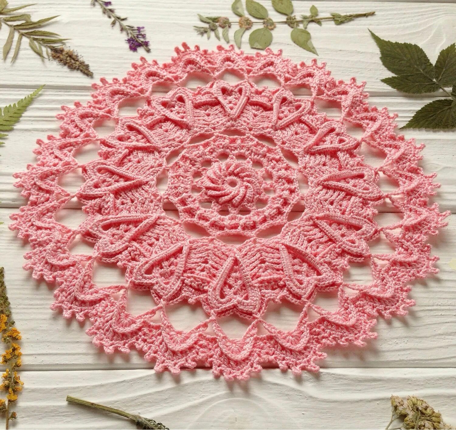 Салфетка Rosa Patricia Kristoffersen. МК салфетка Doily. Розовая салфетка крючком. Красивые объемные салфетки. Салфетка из муки