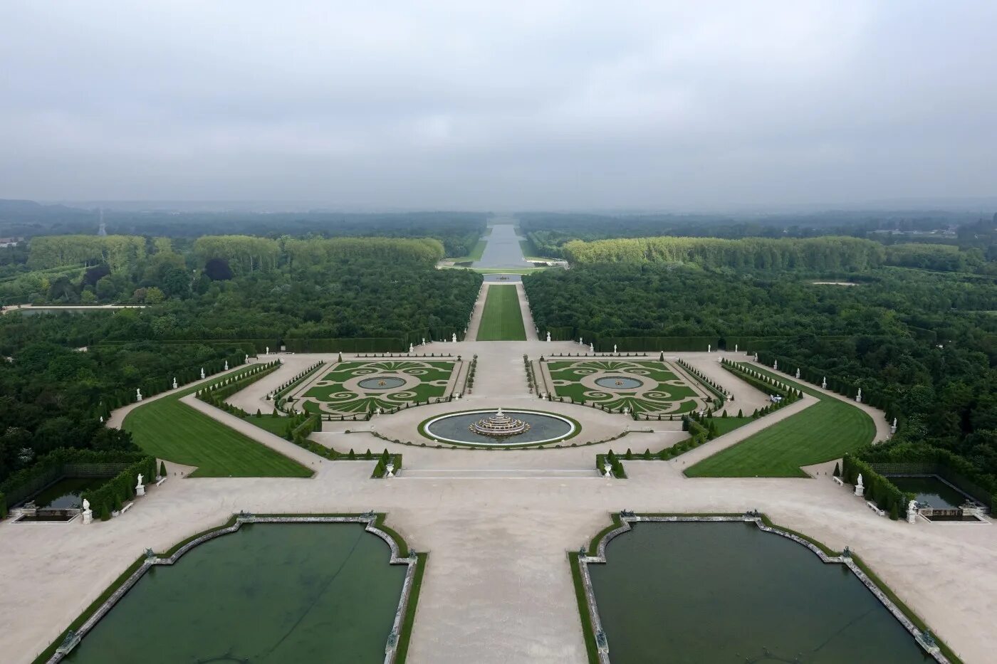 Версаль келісім. Версальский дворец и парк. Дворцово-парковый комплекс Версаль план. Версаль дворец и парк общий вид. Версаль парк вид сверху.