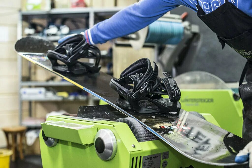 заточка кантов горных лыж. обслуживание сноуборда. обслуживание сноуборда. сервис горных лыж. заточка кантов горных лыж.