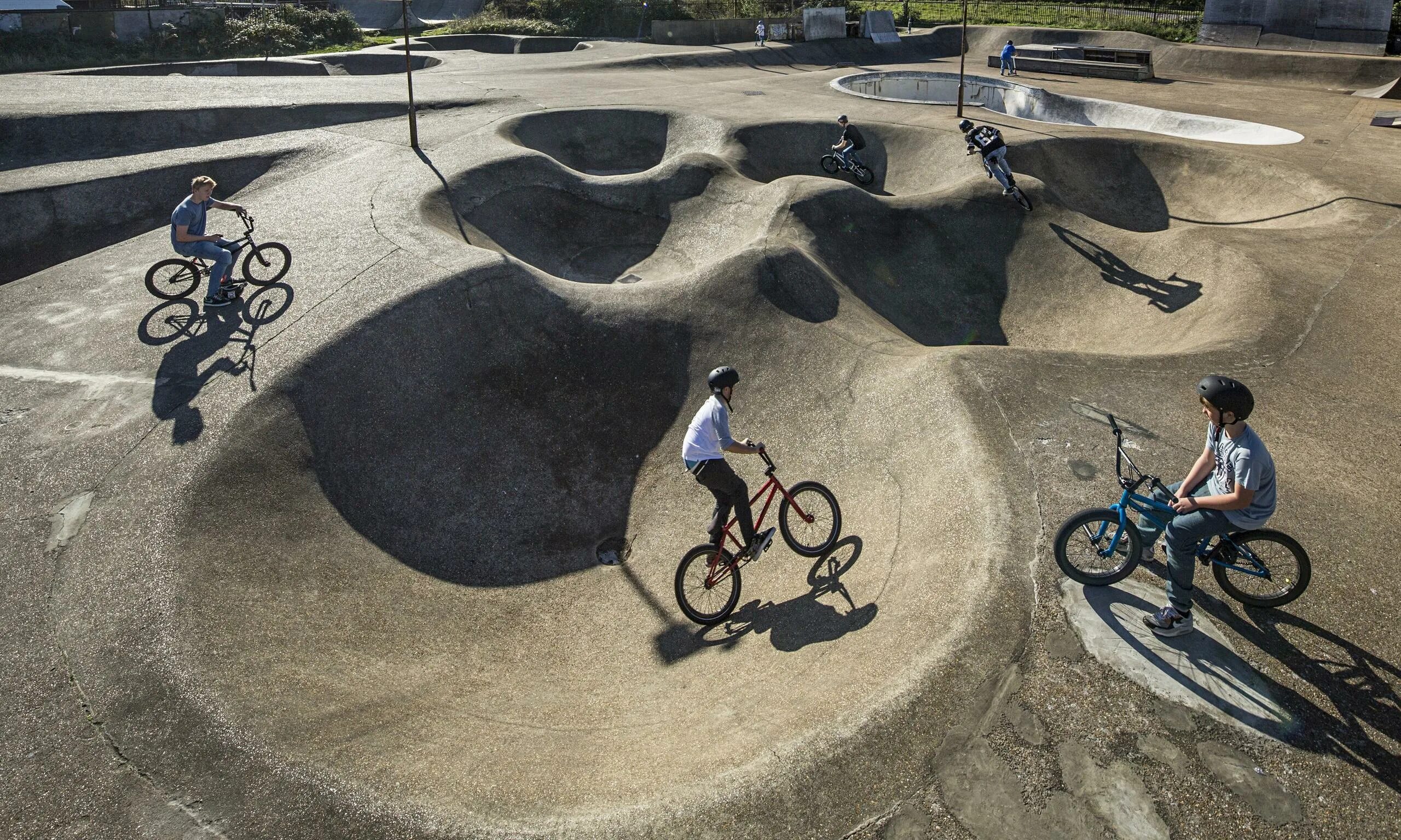 Skate bike. Скейт парк с памп треком. Скейт парк для бмх. Бмх парк. Парк Яуза памп трек.