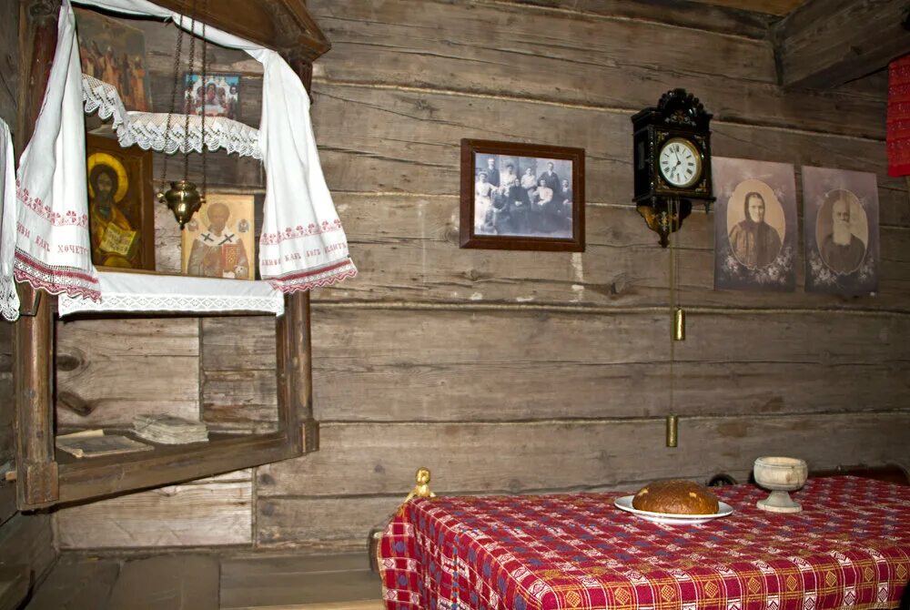 Всегда в избе. Зеркало в избе. красный угол в коми избе. изба внутри красный угол. изба с печкой и красным углом.