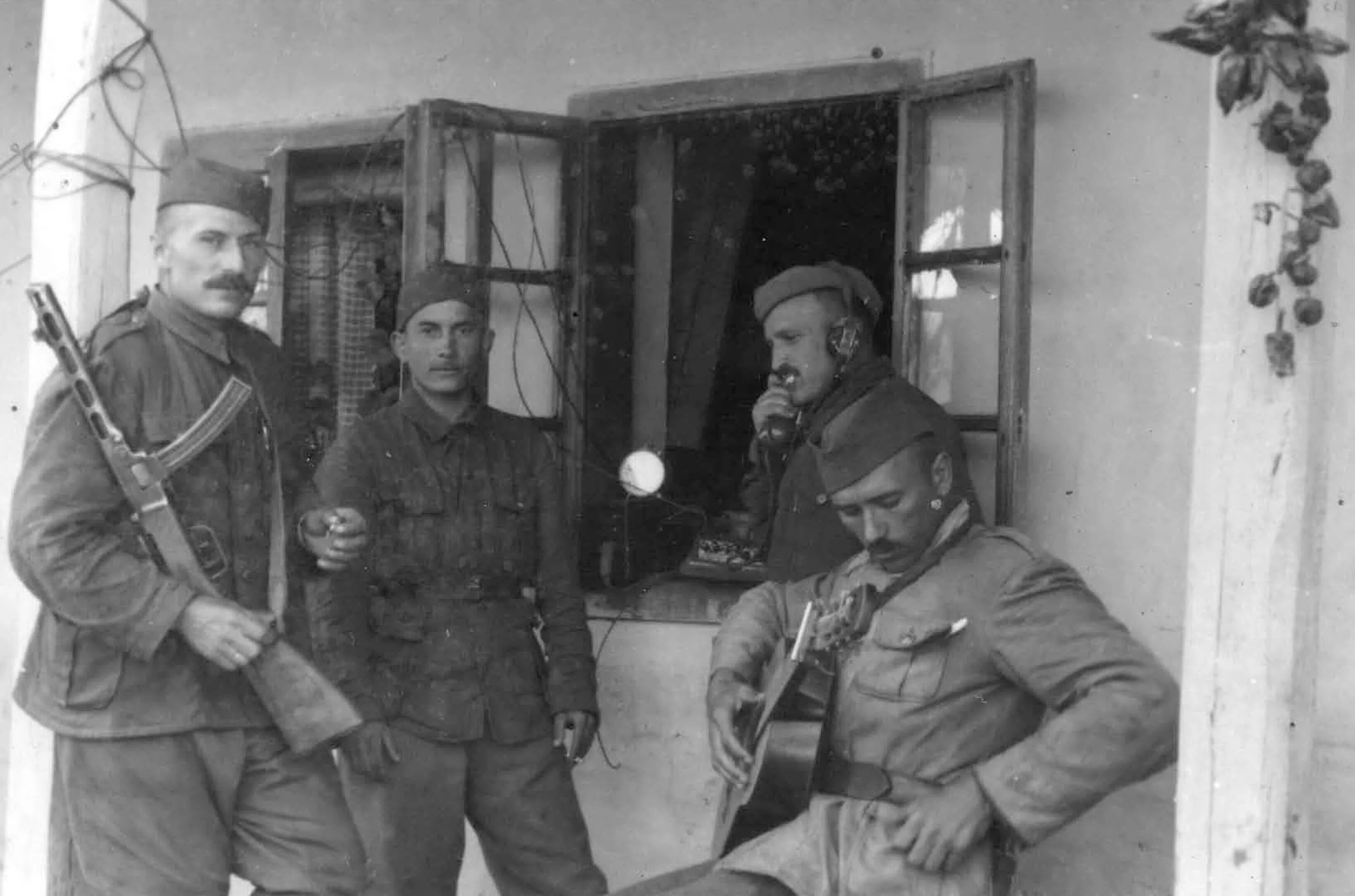 Сопротивление югославии. Югославские партизаны второй мировой войны. 1944 югославские партизаны. югославские партизаны тито. народно-освободительная армия югославии.