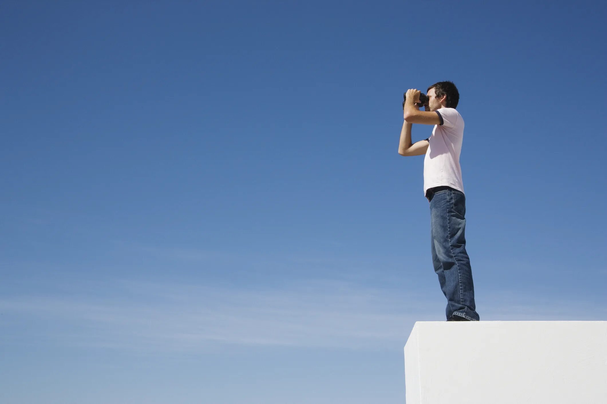 Cheesy перевод сленг. Студенческая жизнь. Веб-разработчик фотография девушки. Мужчина с биноклем. Фото человека веб разработчика.