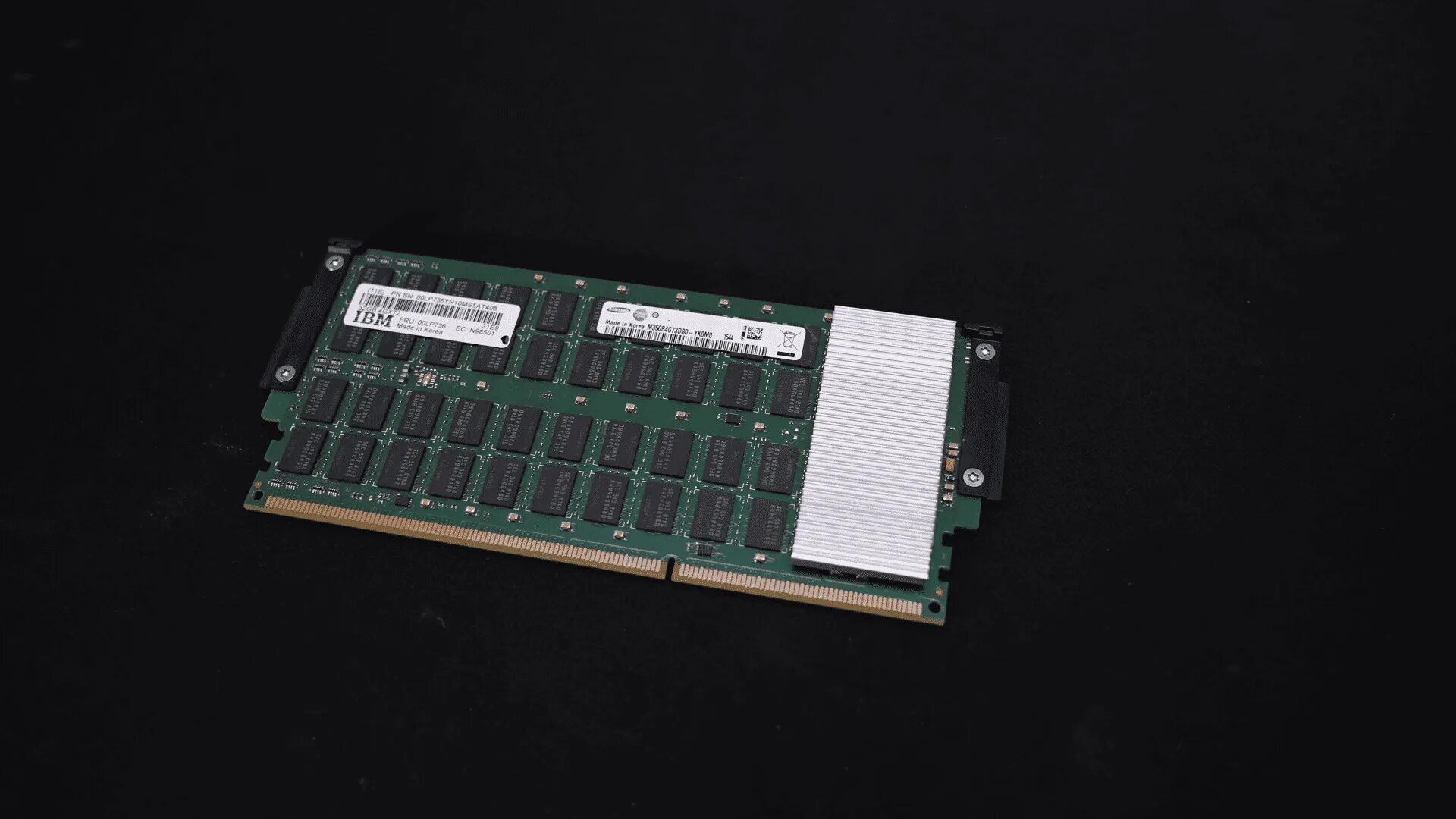 Оперативная память ddr5 2025. Ddr5 128гб camm. ddr5 so dimm. новый формат озу camm2. чипы dram b7130.