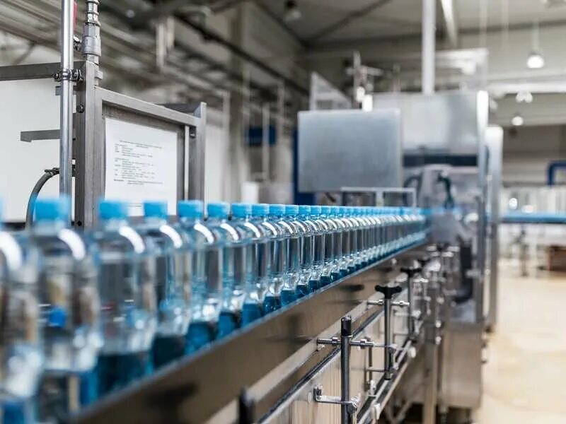 Розлив вина по бутылкам. Оборот пивоваренной продукции. Реал боттлинг. Эфко производство. Bottling plant.