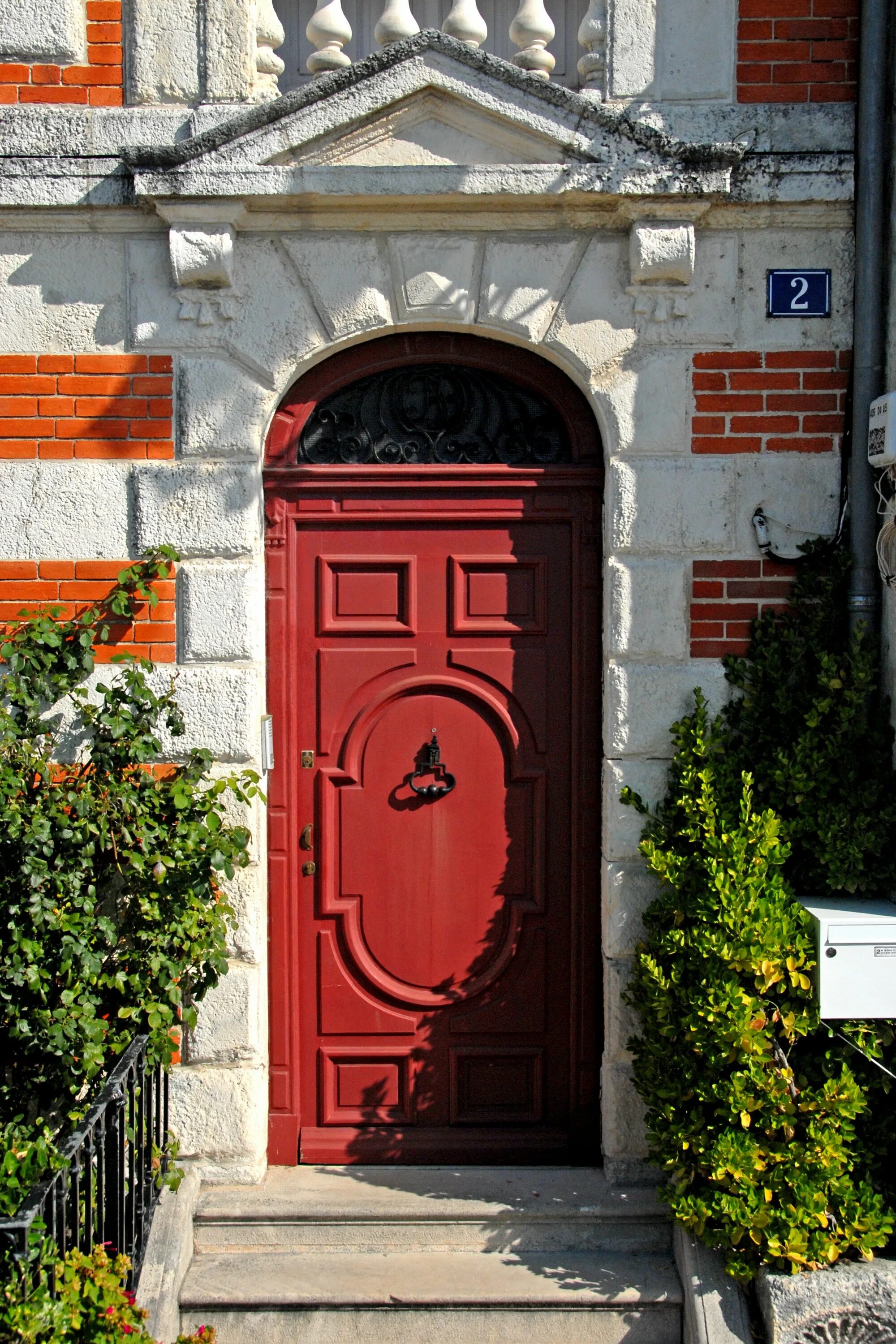 Красная дверь. Старинная дверь красная. Красная дверь в частном доме. Дом с красной дверью.