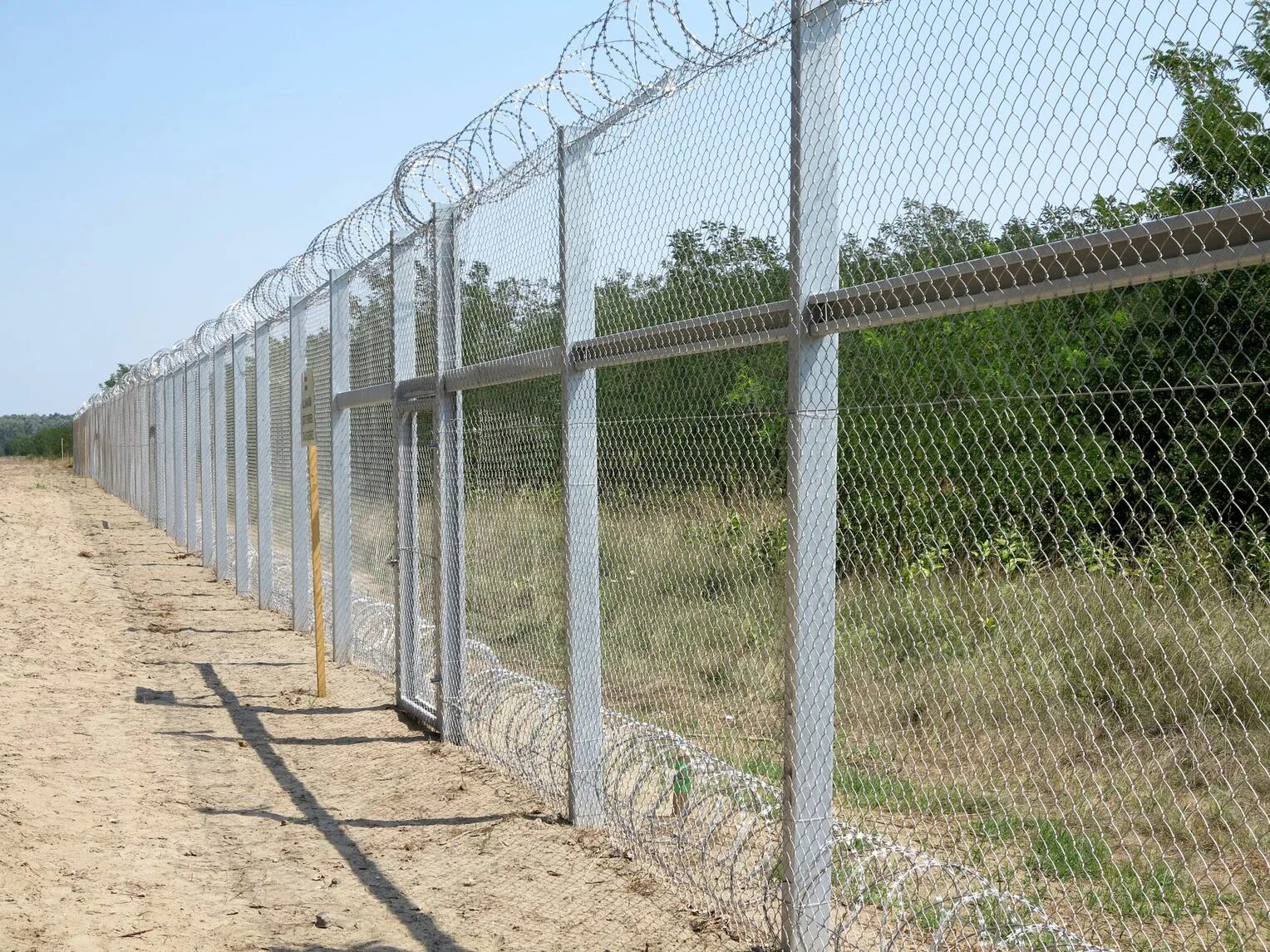 Ограждение газона. Секция газонного ограждения. Фан-барьеры оп 2000х1500мм. 2д бастион ограждение. Борт хоккейного корта.