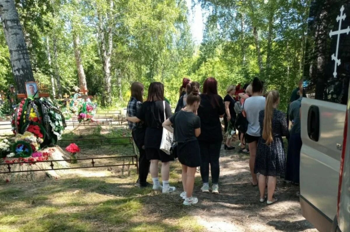 Фото девочки убитой в брянске. Убийство похороны на кладбище