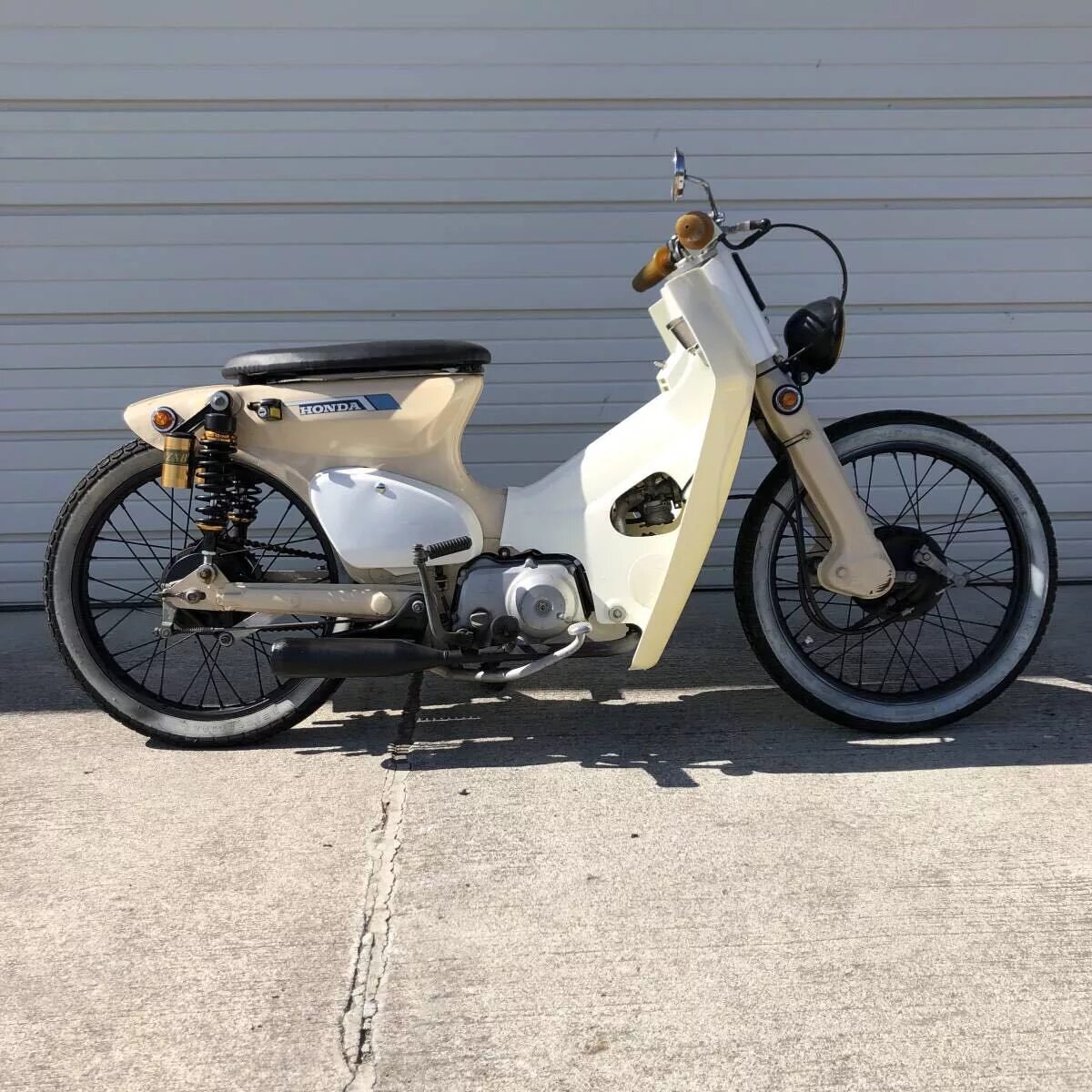 Купить хонда супер каб. Honda super Cub 50. Honda super Cub 50 Custom. Honda super Cub 50 кастом. Honda super Cub Custom.