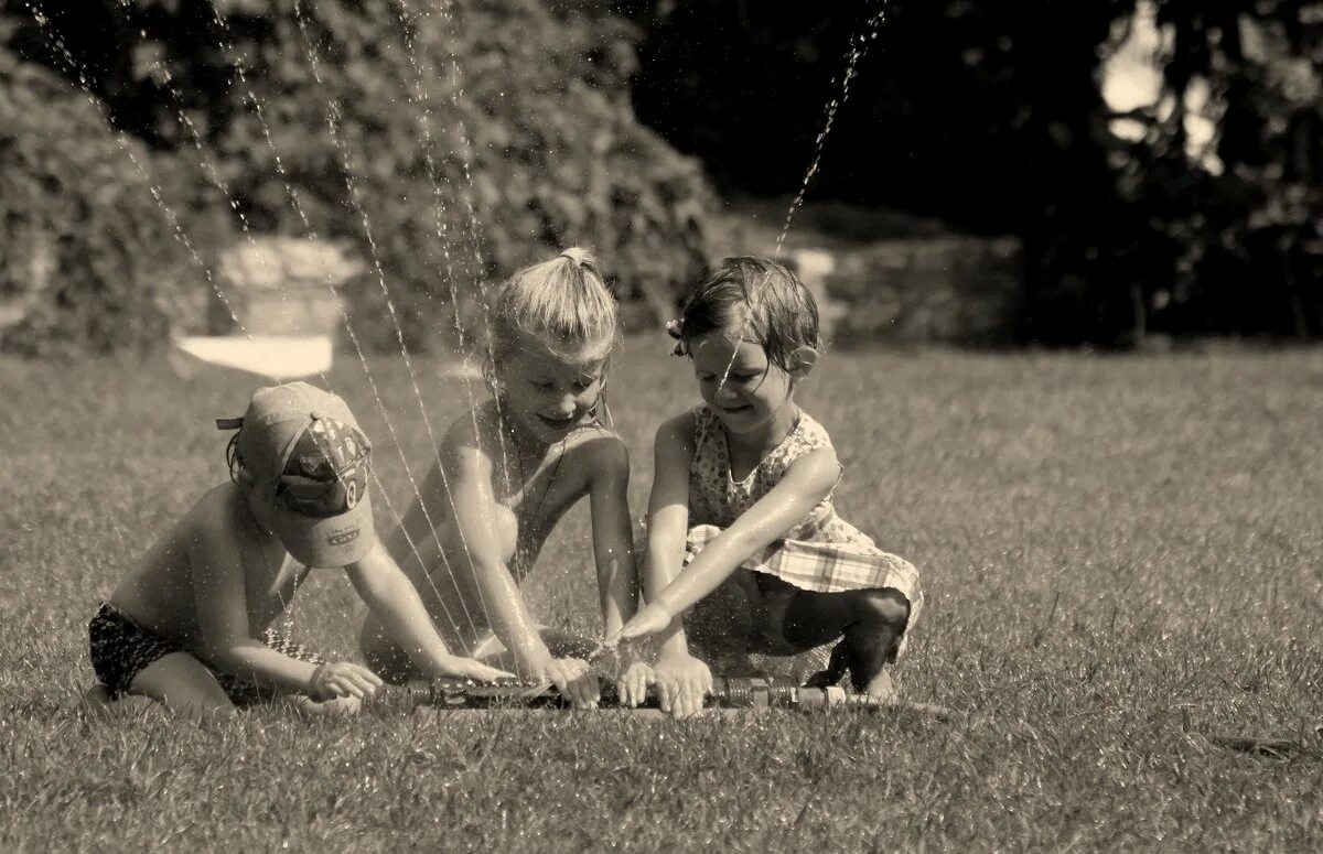 девочки развлекают друг друга. фотосессия в стиле ретро. возрождение руси. девичьи забавы. тематика фотосессии для подруг.