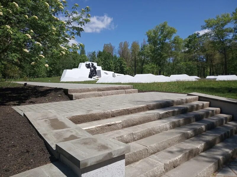 Парк памяти белгород. Мемориал в парке Гагарина Белгород. Парк памяти Гагарина Белгород. Памятник в парке Гагарина Белгород. Парк памяти Белгород монумент.