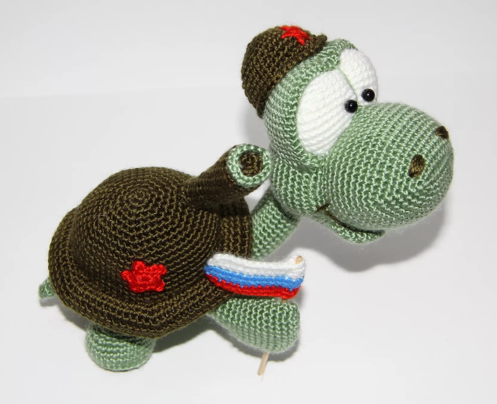 тапки танки крючком. вязаные подарки на 23 февраля. танк из бисера. вязаные подарки на 23 февраля. вязаные игрушки на 23 февраля.