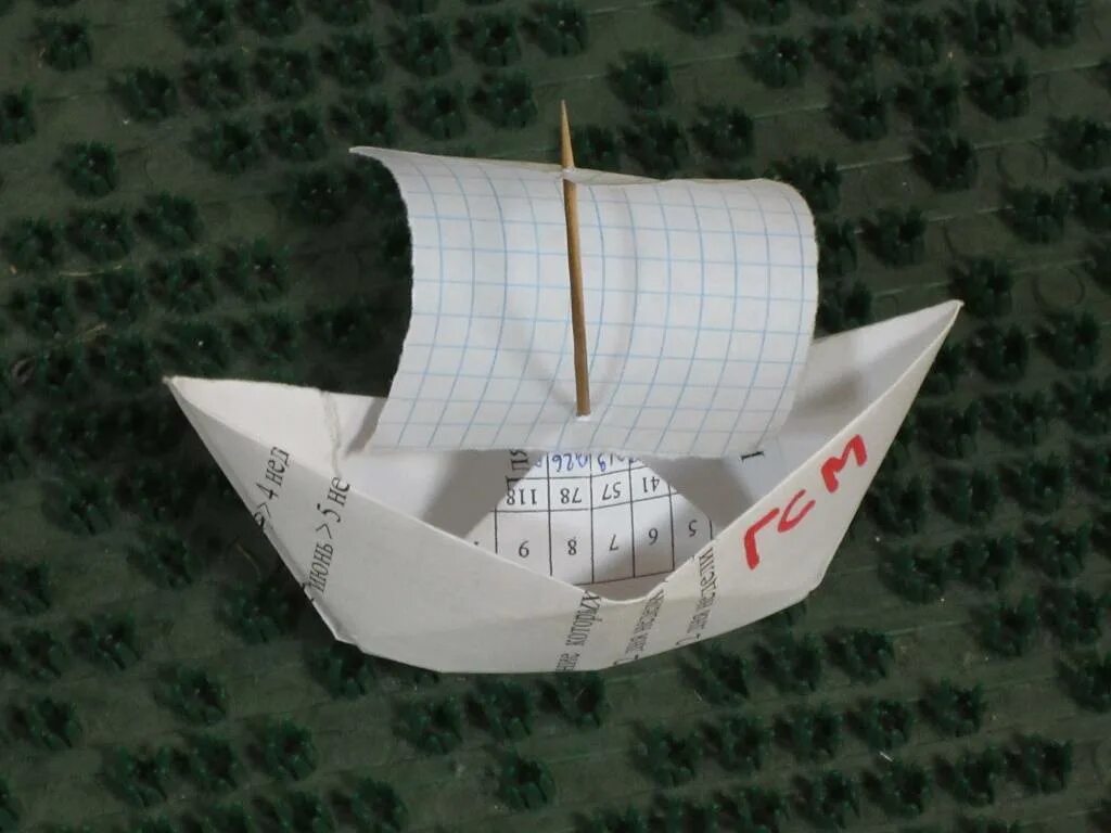 Кораблик из бумаги части речи. Кораблик из бумаги картинка. Макет корабля из бумаги. Военный корабль из бумаги своими руками. Мастер класс кораблик из бумаги.
