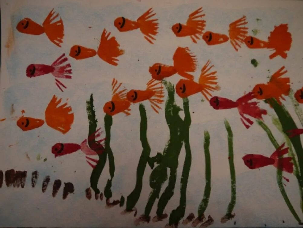 Рисование рыбки в младшей группе. Рисование рыбки в средней группе. Рыбки в аквариуме рисование в младшей группе. Рисование рыбы в младшей группе.