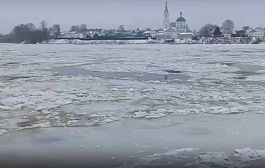 Ледоход в твери. Тверь набережная ледоход. Ледоход Нижний Новгород. Ледоход на Волге. Ледоход на Волге в Твери 24г.