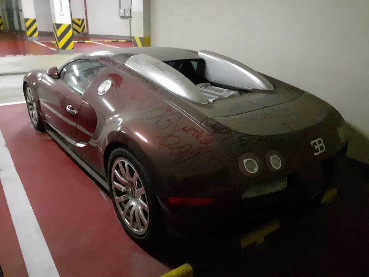 Bugatti в москве. Бугатти Вейрон в Москве. Bugatti Veyron заброшенный в Москве. Бугатти Вейрон брошенная. Красный Бугатти Вейрон в Москве.